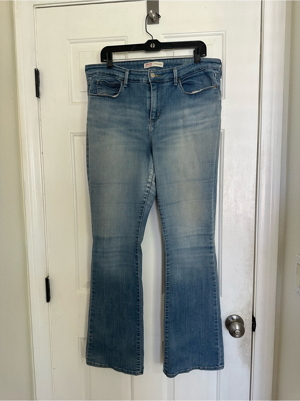 Levi’s Signature Mid Rise boot cut